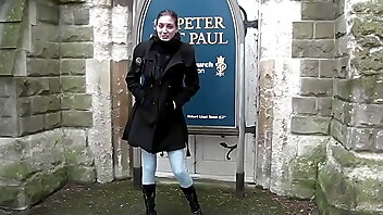 Uk girls flashing, pee restaurant, british restaurant, girl flash public, flashing around town